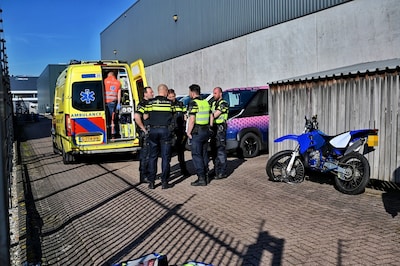 Motorrijder raakt zwaargewond bij botsing tegen hek op bedrijventerrein in Tilburg, medewerkers hore