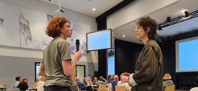 Zaal vol vijftigplussers praat over toekomst van Waalre, tot Florian (19) opstaat: waar zijn de jong