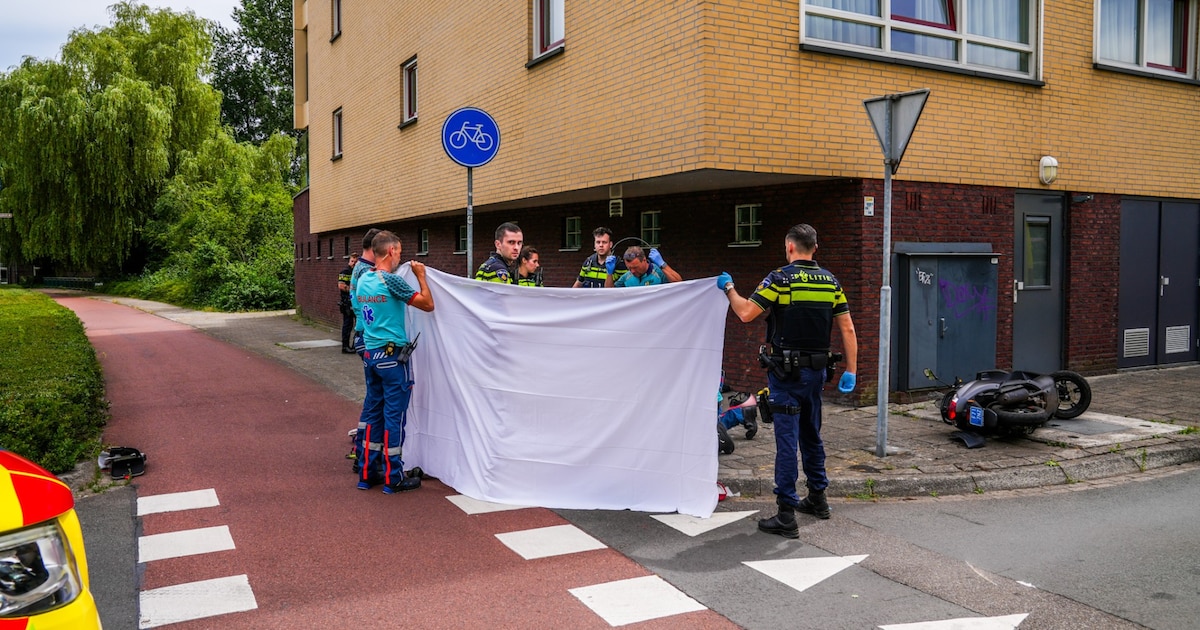 Jonge vrouw (20) zwaargewond bij botsing met scooter en bestelbusje in Geldrop: bestuurder bestelbus