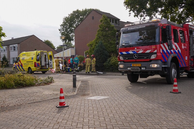 Man zit met zijn been gespiest aan hekje in Liessel.