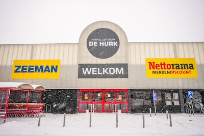 Winkelcentrum De Hurk in Eindhoven ontruimd en gesloten door sneeuw