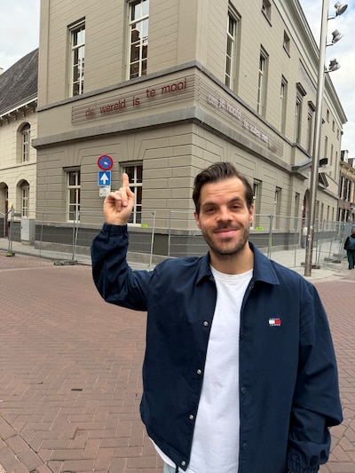 Van social media naar de gevel van Huis73: Bossche Sarcasper schrijft boodschap tegen doomscrollen