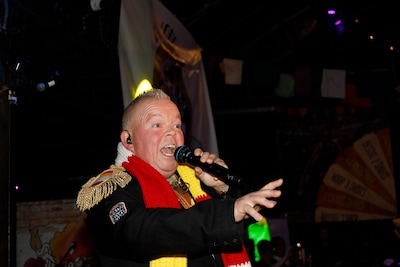 Zanger Olaf (54) plotseling overleden: ‘Overal waar hij kwam, was het feest’