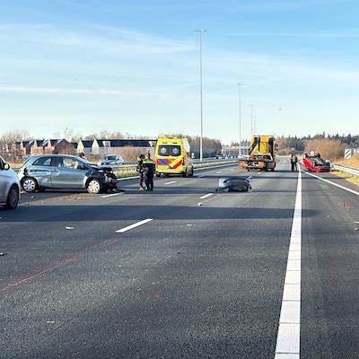 Ongeluk op de A2 bij Boxtel veroorzaakt file en complete afsluiting richting Den Bosch: auto op zijn