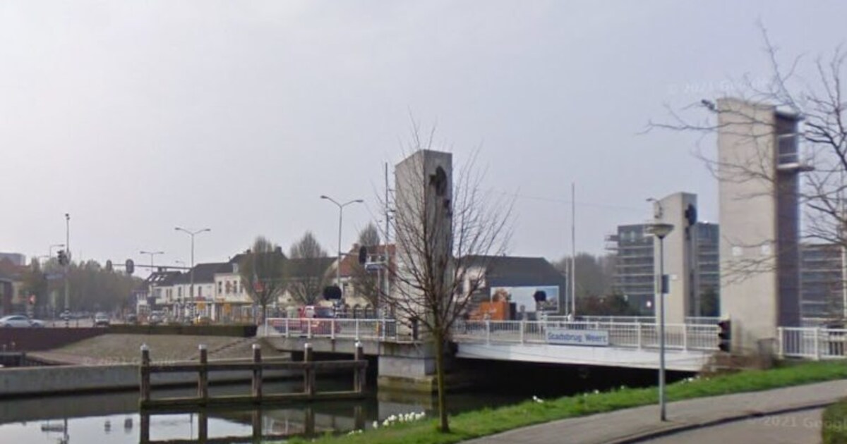 Stadsbrug Weert voor scheepvaartverkeer gestremd door aanvaring met binnenvaartschip