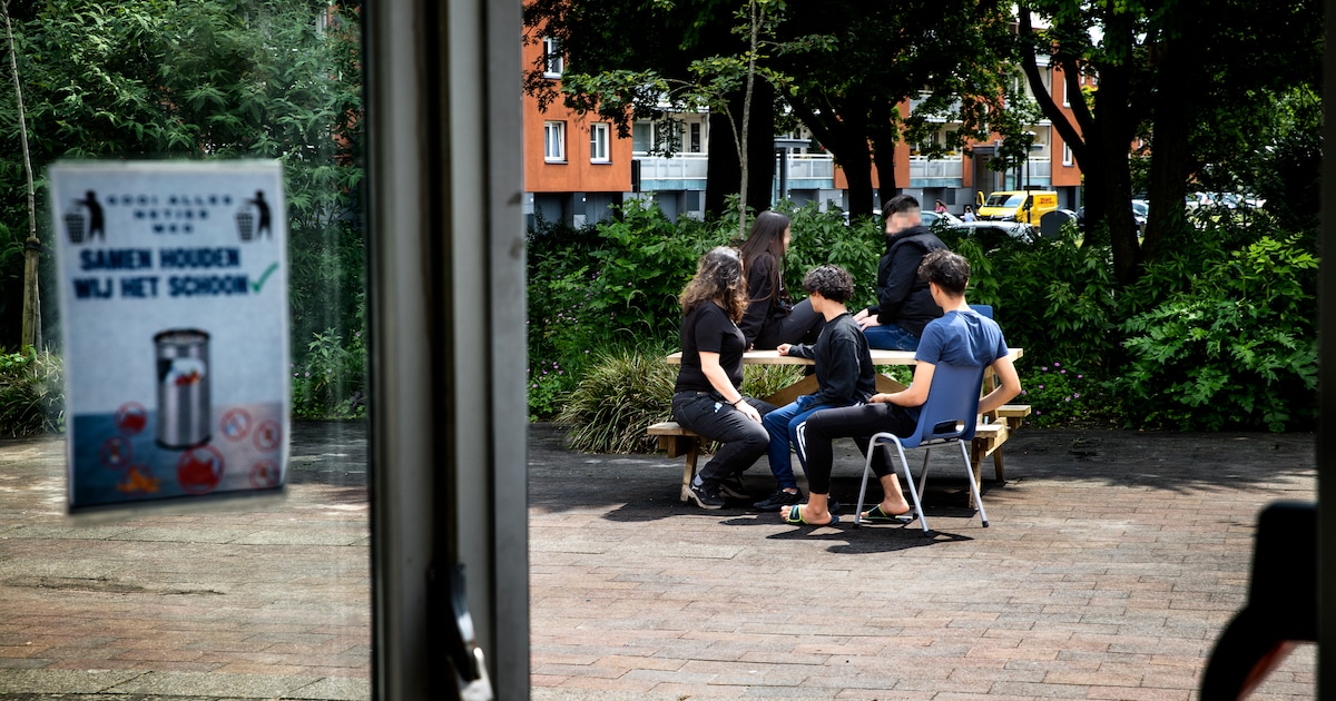 Tijdelijke units voor jonge asielzoekers op De Spaarpot in Geldrop; nieuw gebouw is niet op tijd kla