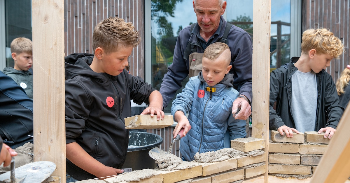 Siem (11) metselt zijn eerste muurtje en weet het zeker: ‘Ik wil bouwvakker worden’