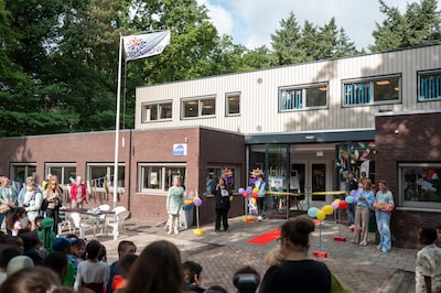 Basisschool viert groot feest op asielzoekerscentrum Gilze: ‘Kenniscentrum voor de regio’
