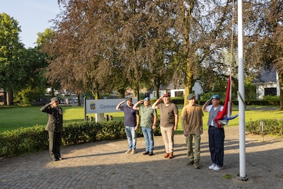 Schouder-aan-schouder bij de Nederlandse vlag, veteranen in Nuenen lokaal herdacht