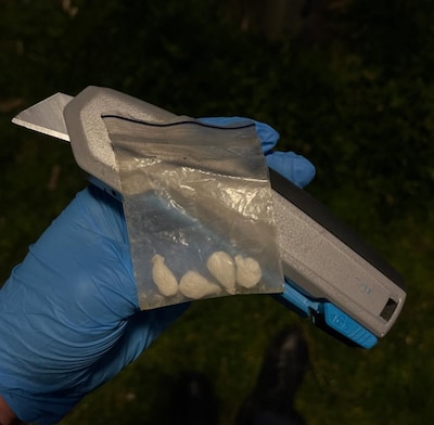 Man weigert identiteitsbewijs te tonen in Eindhoven en blijkt mes en harddrugs bij zich te hebben