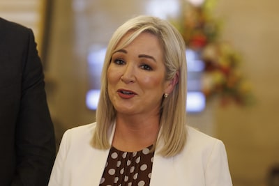 Regeringscrisis in Noord-Ierland door omstreden Oranjemars: grote kritiek op premier na deelname aan protest
