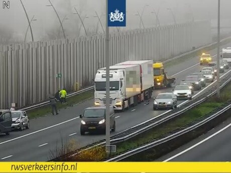 Twee vrachtwagens en meerdere personenauto’s botsen op elkaar in file op A2 bij Eindhoven