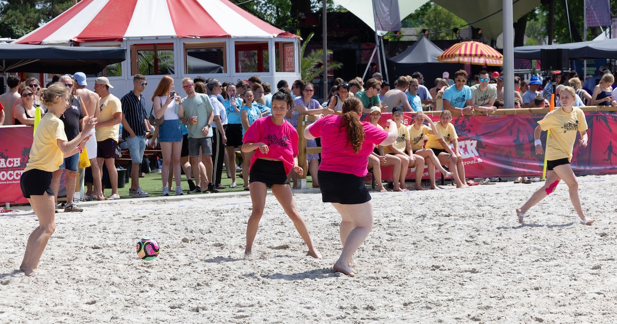 Van biertje in de hand tot blote voeten in het zand: beachsoccer en Rooi Live zorgen voor zomerse dr