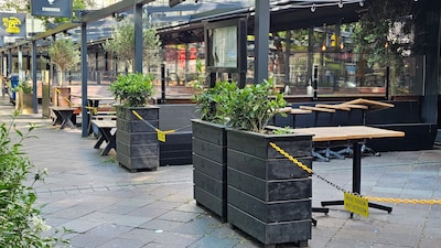 Zwervers en dealers slapen en plassen op terrassen in Kerkstraat, ondernemers zijn het beu