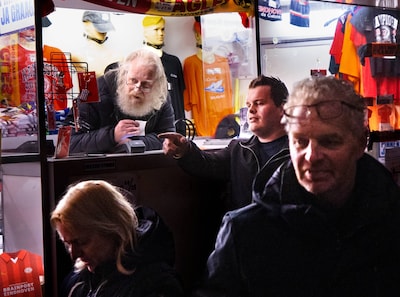 PSV-supporters steken Joop massaal een hart onder de riem: ‘Ongelofelijk dat zijn kraam weg moet, di