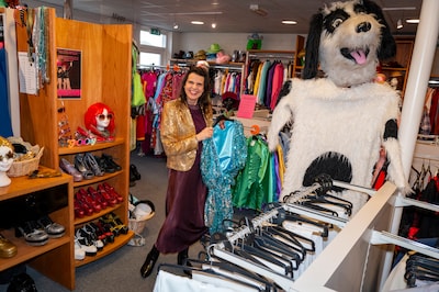 Voor elk themafeest gingen mensen naar Klemo kledingverhuur, nu stopt Moonen ermee