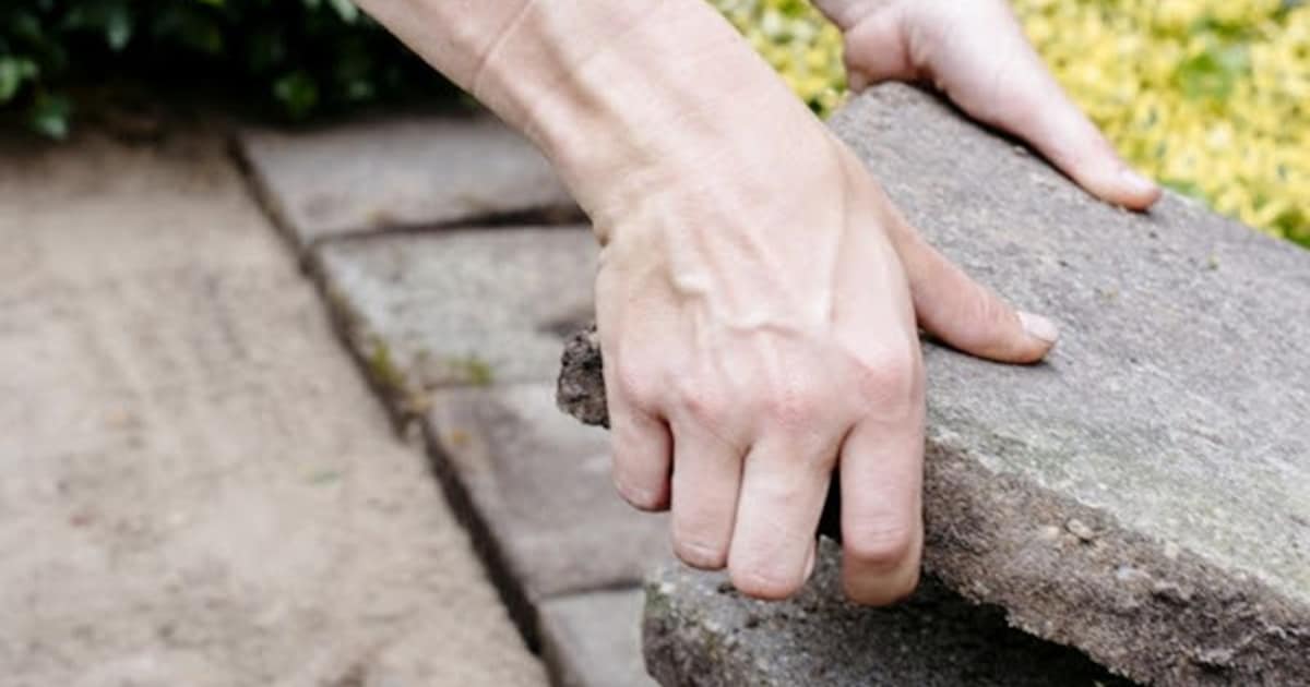 Cranendonck laat gratis tegeltaxi rijden voor inwoners die hun tuin vergroenen