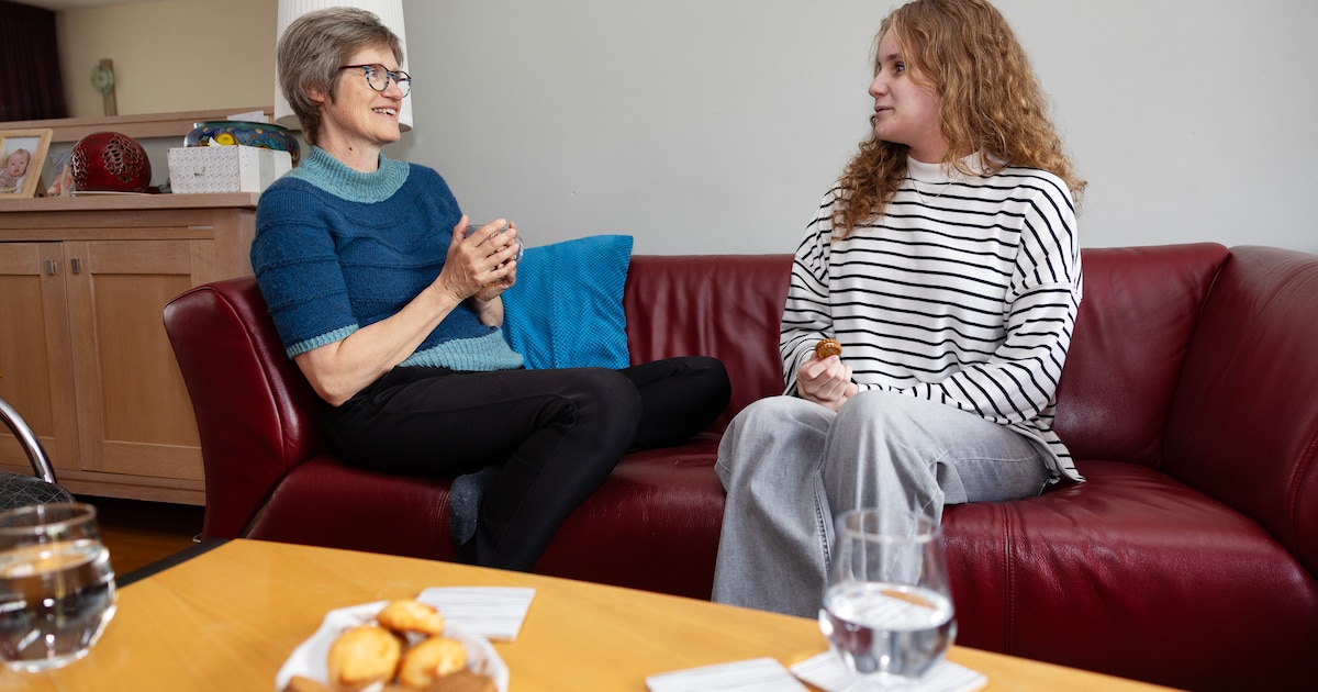 Odette (16) en Ivonne (62) gaan elke week bij hun maatjes op bezoek: ‘Mooi om te zien hoe je iemand 
