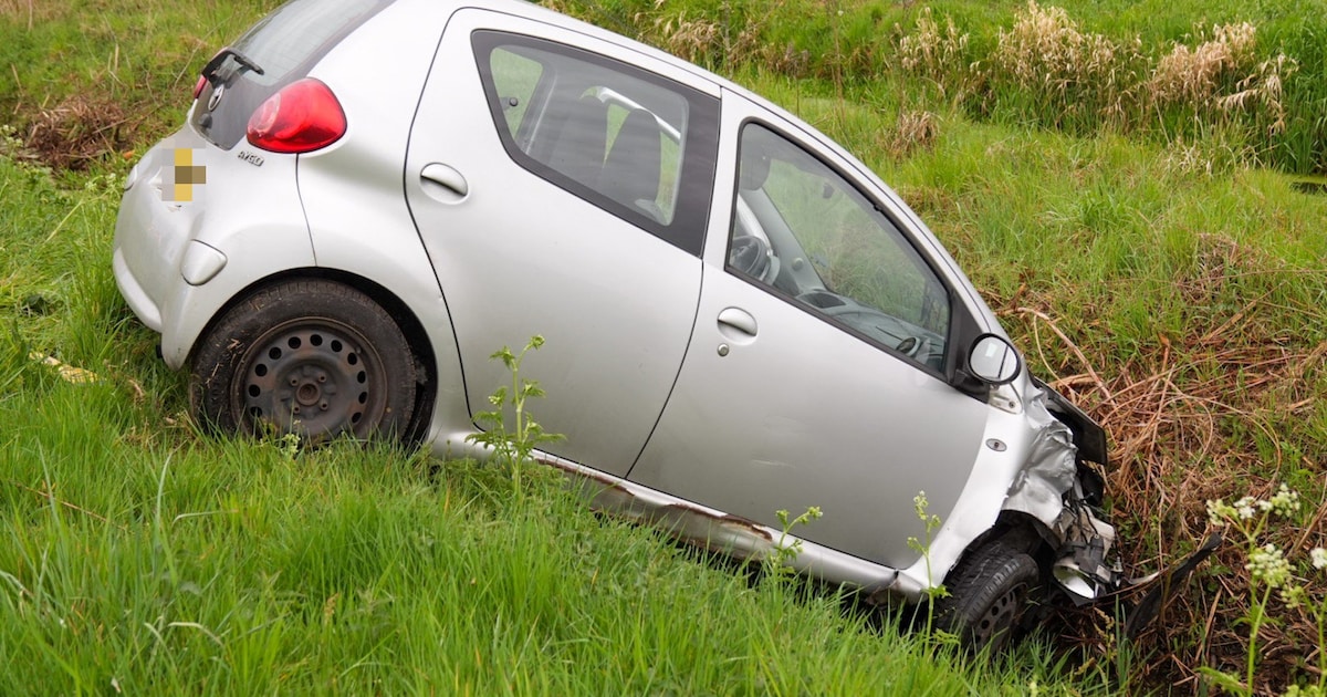 Auto belandt in sloot na botsing bij Aarle-Rixtel