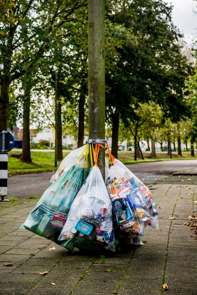 Groene zakken langs de weg in Eersel