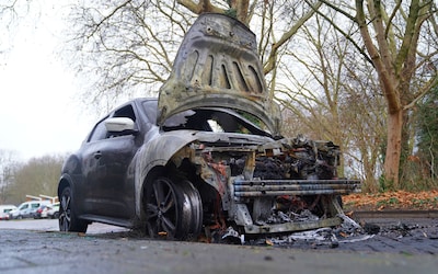 Auto vat vlam in Den Bosch, brandweer kan voertuig niet meer redden