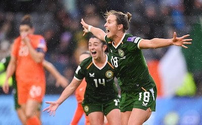LIVE WK-kwalificatie | Oranje in de problemen in Ierland nadat keeper zich verkijkt op schuiver, pegel van Wilms spat uiteen tegen lat
