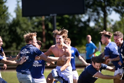 Handel na krankzinnige slotfase met gemiste strafschop toch kampioen: ‘Ik zag het niet meer gebeuren’