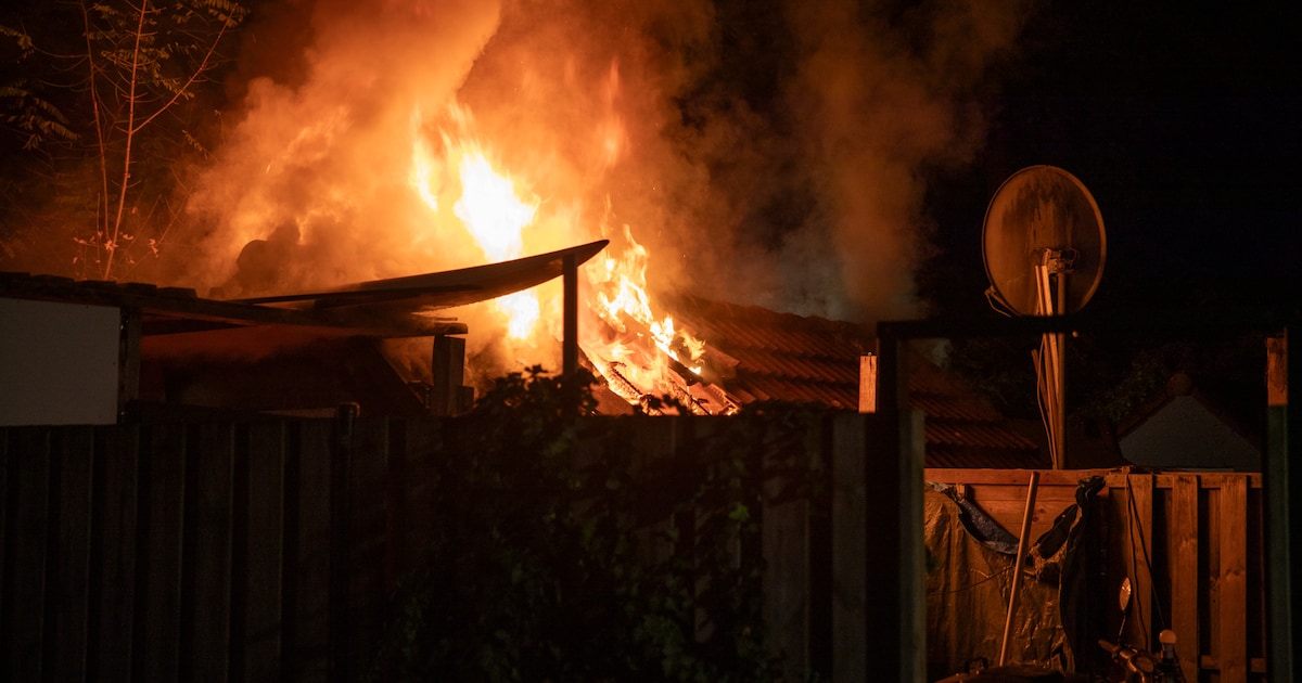 Schuurtje uitgebrand in Roosendaal: omwonenden hoorden harde knal