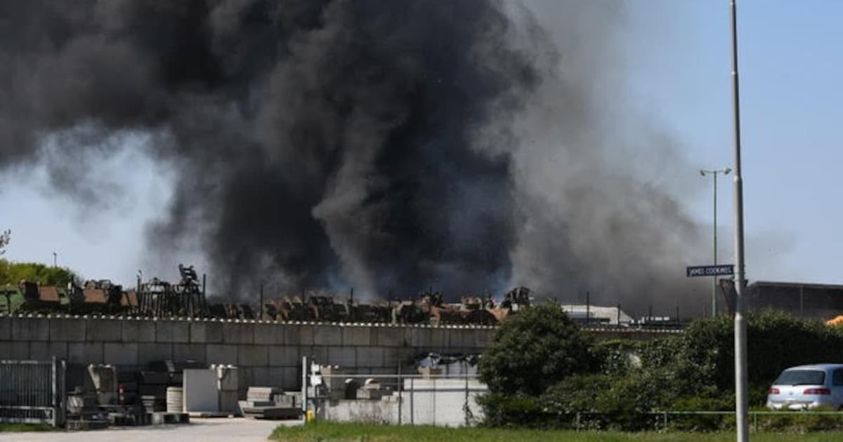 Brandweer nog dagen bezig met blussen van brand bij papierrecyclaar in Venlo