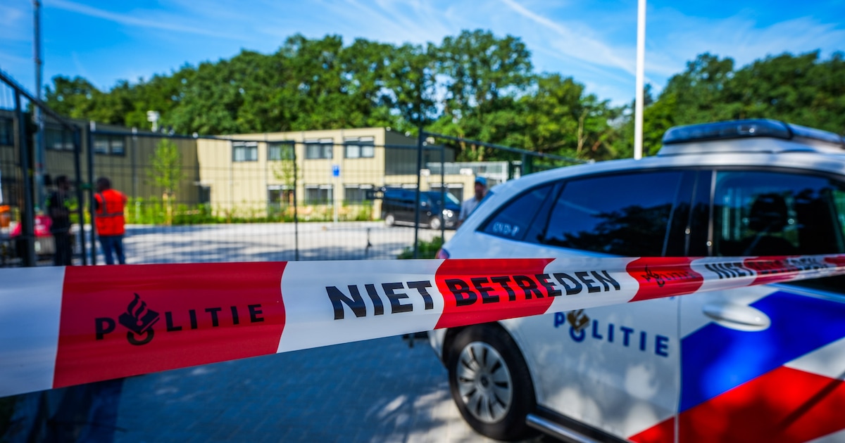 Vernielingen met vuurwerk en mogelijke pijpbom bij azc in aanbouw in Nuenen, mensen in beschermende 