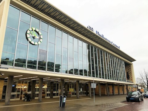 Peukie op het perron? Al zo lang is dat verboden op station Eindhoven