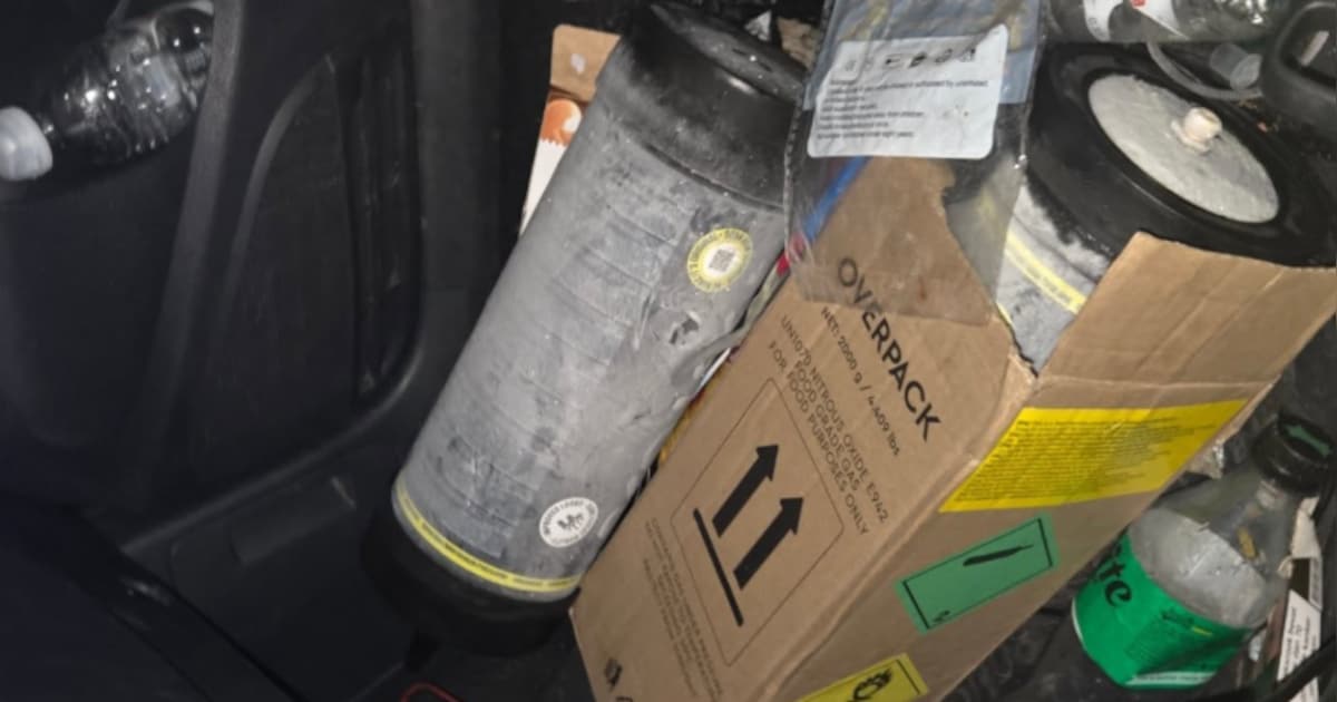 Auto botst bijna op politiewagen, voertuig na achtervolging klemgereden in Geldrop | 112 nieuws Some