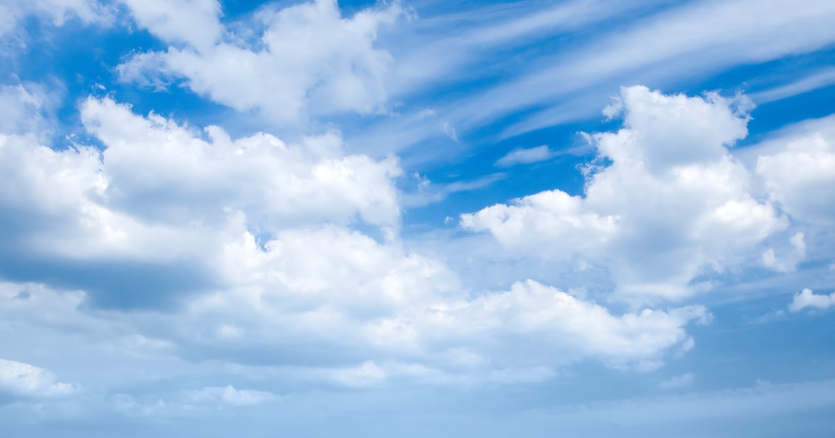 Zwaar bewolkt met weinig ruimte voor opklaringen in Waalre in de avond