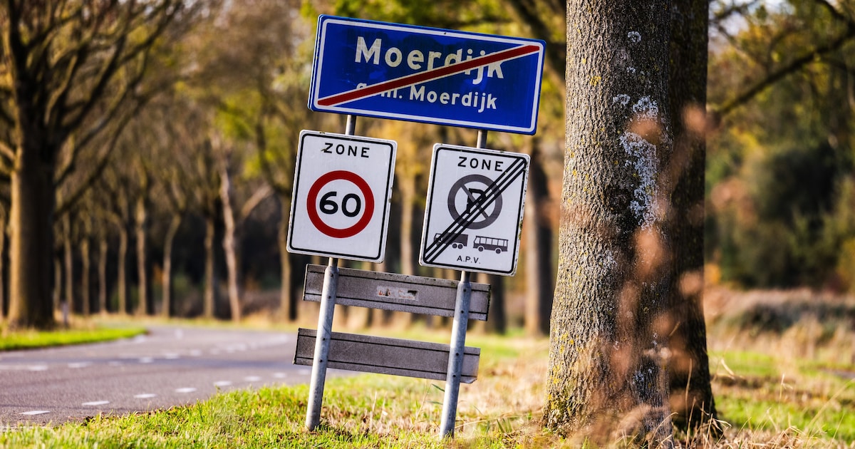 LIVE | Inwoners en ondernemers Moerdijk spreken politiek toe over mogelijk verdwijnen van hun dorp