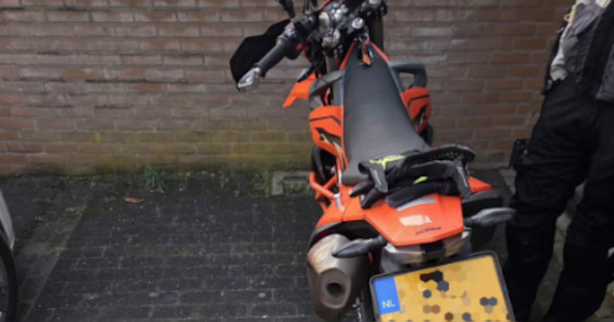 Motorrijder (24) lift mee op zwaailichten politieauto’s bij Eindhoven, rijbewijs man ingenomen