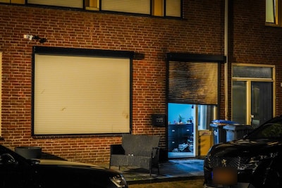 Explosief gaat af bij voordeur van huis in Eindhoven, ontploffing veroorzaakt kleine brand