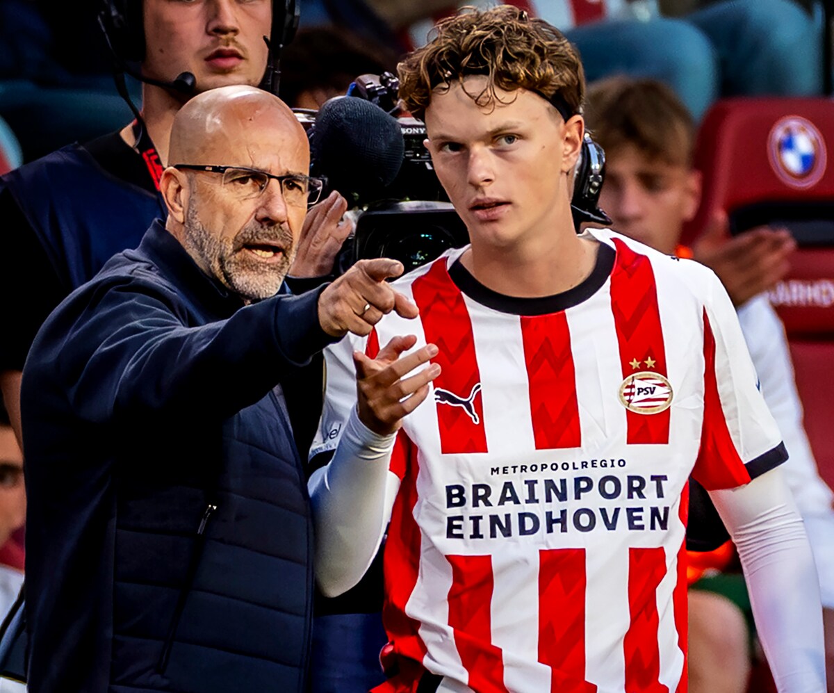 Nieuweling Paul Wanner en PSV-trainer Peter Bosz. 