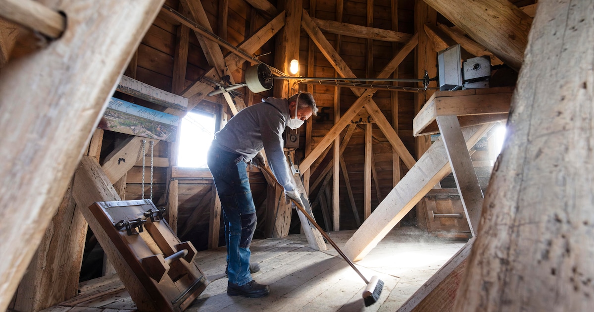 Een miljoen bakstenen en een hoop stof: in Leende krijgt de kerktoren weer zijn jaarlijkse veegbeurt
