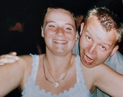 Mariska’s ouders denken dat Dennis uit Eindhoven vakantiefoto’s komt kijken, maar de werkelijkheid i