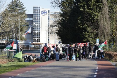 Pro-Palestijnse demonstranten blokkeren weg naar Fokker in Hoogerheide, zijn bang dat onderdelen F-3