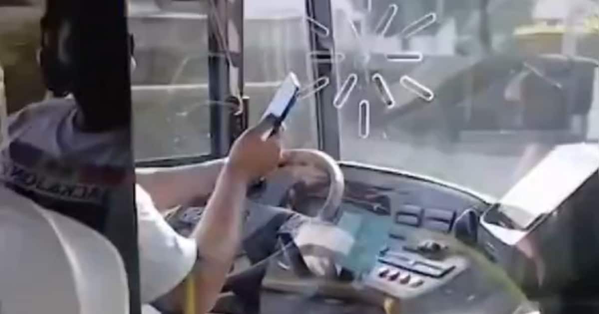 KIJK. Leerling filmt buschauffeur De Lijn die gsm gebruikt achter het stuur in Arendonk