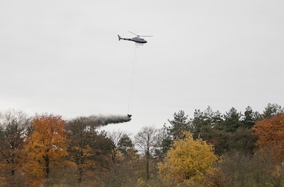 Helikopter strooit steenmeel uit voor natuurherstel in Stadsbos013