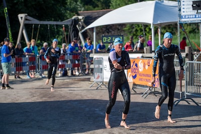 Gastelse triatlon drastisch aangepast door hitte en blauwalg: ‘Met pijn in het hart’
