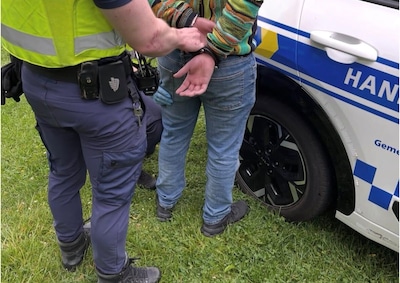 Handhaving treft drugs, miniboksbeugel en gestolen