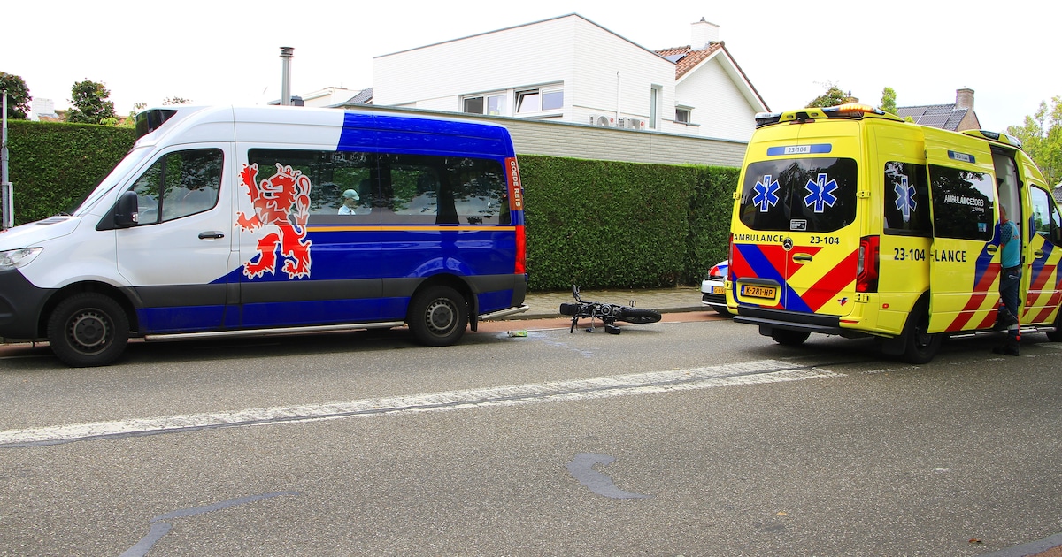 Fatbiker botst achterop buurtbus in Weert en raakt gewond