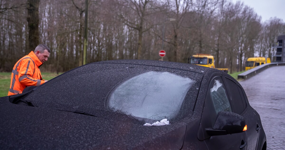 Auto’s onder het roet uit uitgebrande parkeergarage in Den Bosch ...