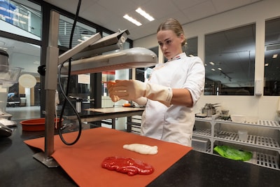 Terwijl al haar vrienden op vakantie zijn, bakt Maud (20) er op los in een lege school: ‘Deze wedstrijd wil ik graag winnen’