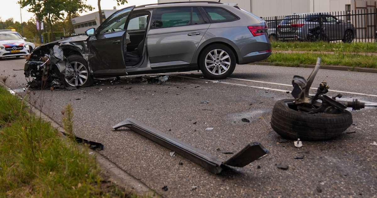 Botsing tussen twee auto’s zorgt voor ravage op de weg in Helmond