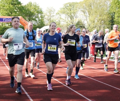Vennenloop Oisterwijk trekt 600 lopers, ook 54 azc-bewoners aan de start