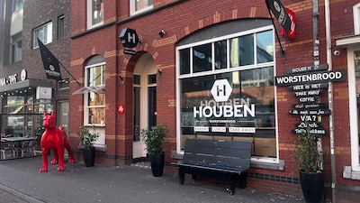 Van faillissement naar vertrek om groei aan te kunnen: worstenbroodjesbakkerij weg uit hartje Eindho